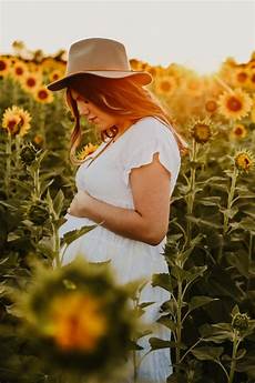 Casual Maternity Shoot Outfits