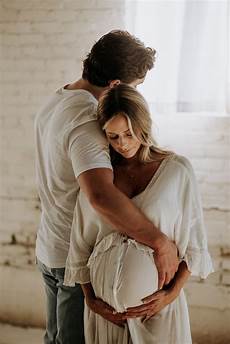 Maternity Photoshoot Couple Outfits