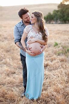 Maternity Photoshoot Couple Outfits